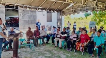 Paulus Henuk Secara Simbolis Serahkan Bantuan Alat Pertanian di Desa Holoama Kecamatan Lobalain