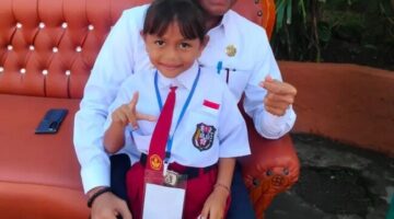 Di Balik Senyum Anak-Anak, Ada Kenangan Masa Kecil Seorang Bupati Paulus Henuk