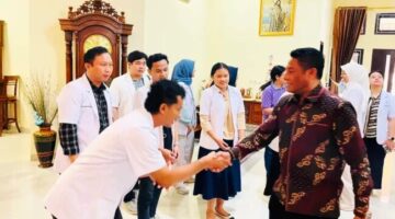 Dari Pengabdian Menuju Perbaikan Sistem, Bupati Paulus Henuk Jadikan Pengalaman Dokter Internship sebagai Peta Jalan Reformasi Layanan Kesehatan Rote Ndao