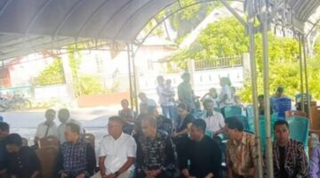 Jejak Kasih Tak Pernah Hilang, Bupati Paulus Henuk Hadiri Upacara Perpindahan Tulang Belulang Almarhum Johanis Feoh di Busalangga