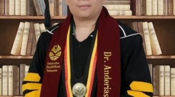 Jejak Kaki Telanjang dan Air Mata, Anak Dusun Mundek Akhirnya Menjadi Doktor Cumlaude